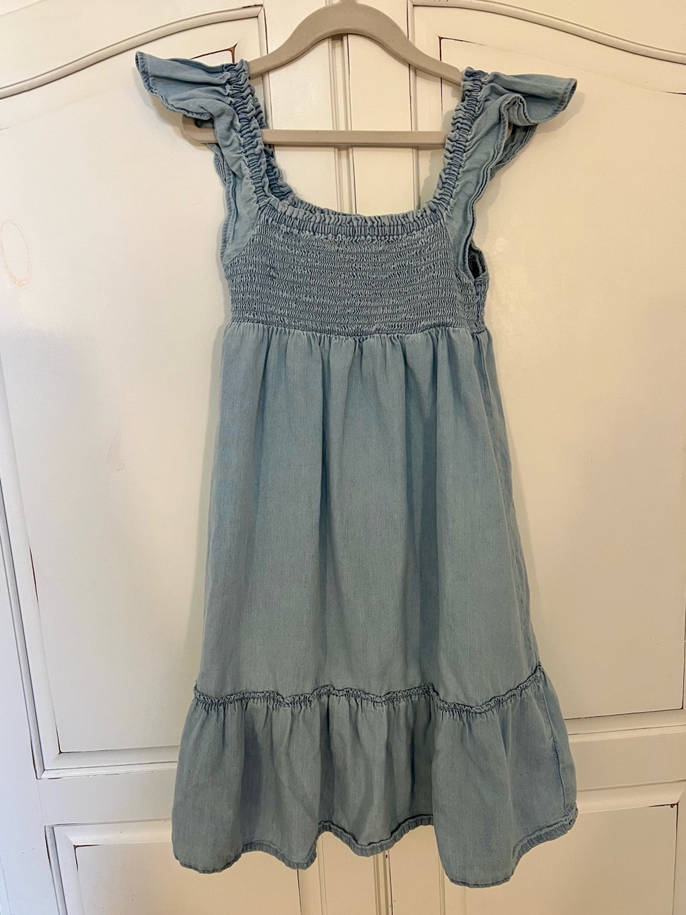 GAP Light Blue Chambray Ruffled Shoulder Smocked Bodice Girls Dress Size 6-7